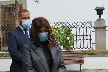 Minuto de silencio por las víctimas del Covid-19 en la plaza de San Juan y del personal de Servicios Sociales (Foto TA)